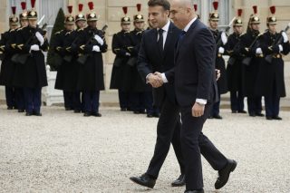 Ο Εμανουέλ Μακρόν υποδέχεται τον μεταβατικό πρόεδρο της Ρουμανίας