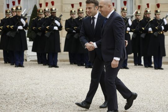 Ο Εμανουέλ Μακρόν υποδέχεται τον μεταβατικό πρόεδρο της Ρουμανίας