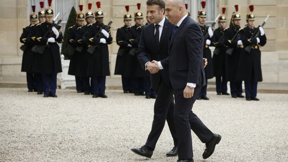 Ο Εμανουέλ Μακρόν υποδέχεται τον μεταβατικό πρόεδρο της Ρουμανίας
