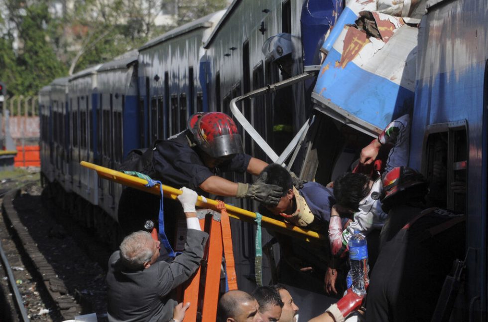 Απεγκλωβισμός τραυματιών από το μοιραίο τρένο στην Αργεντινή τον Φεβρουάριο του 2012