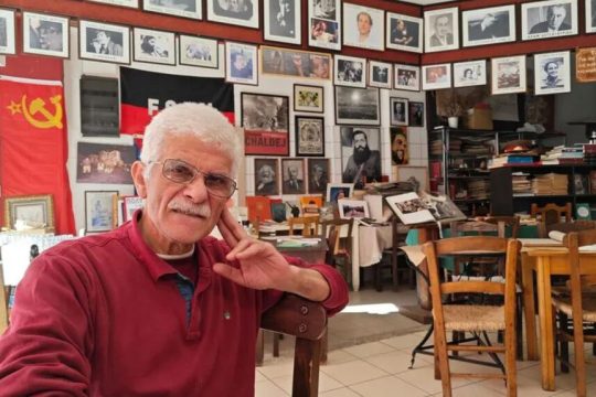 Ο Δημήτρης Καγιαμπάκης. Ο «Μήτσος» μέσα στον ιστορικό Καφενέ του Καγιαμπή