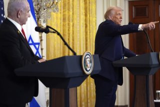 Ο Ντόναλντ Τραμπ και ο Μπενιαμίν Νετανιάχου στη συνέντευξη Τύπου μετά την πρόσφατη συνάντησή τους στον Λευκό Οίκο