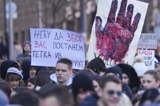 Σύμβολο των διαδηλωτών το ματωμένο χέρι που συμβολίζει την αναλγησία του διεφθαρμένου κράτους