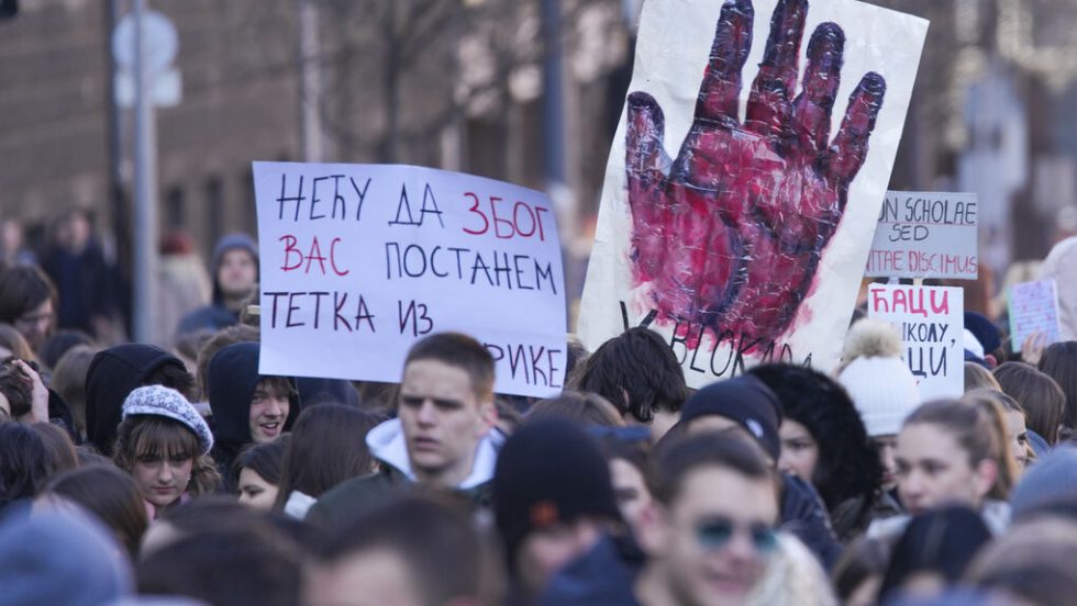 Σύμβολο των διαδηλωτών το ματωμένο χέρι που συμβολίζει την αναλγησία του διεφθαρμένου κράτους