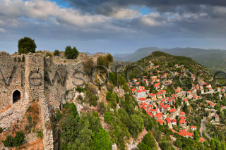 Το κάστρο της Καρύταινας και στο βάθος το παραδοσιακό χωριό
