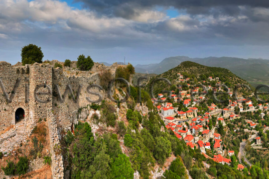 Το κάστρο της Καρύταινας και στο βάθος το παραδοσιακό χωριό
