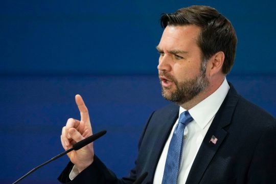 Δεν βλέπει «καμία πιθανότητα» πολέμου διαρκείας με το Ιράν ο Βανς