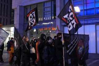 Antifa ακτιβιστές διαδηλώνουν στο κέντρο της Δρέσδης με αντιναζιστικά και αντι-AfD πανό και συνθήματα