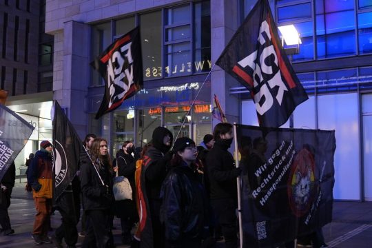 Antifa ακτιβιστές διαδηλώνουν στο κέντρο της Δρέσδης με αντιναζιστικά και αντι-AfD πανό και συνθήματα