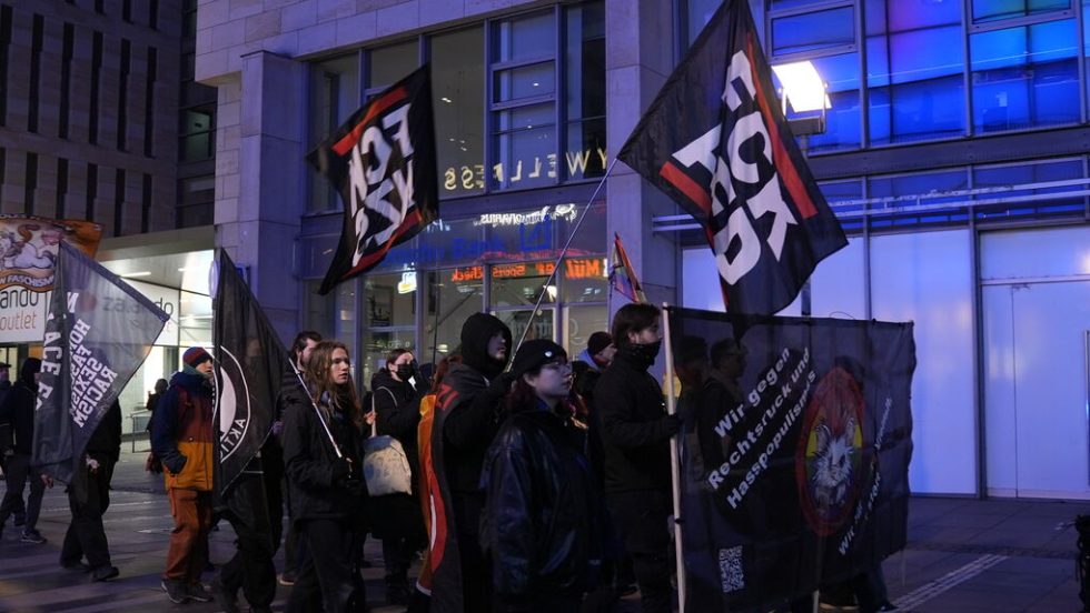 Antifa ακτιβιστές διαδηλώνουν στο κέντρο της Δρέσδης με αντιναζιστικά και αντι-AfD πανό και συνθήματα