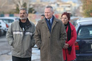 Ο Μάικλ Ο’ Φλάερτι (στο κέντρο) στην πρόσφατη επίσκεψή του στον οικισμό Ρομά στο Χαλάνδρι