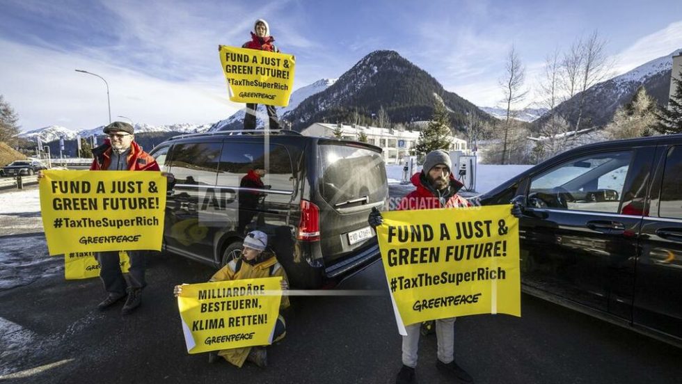 Από τις εκδηλώσεις διαμαρτυρίας της Greenpeace στο συνεδριακό κέντρο και στο ελικοδρόμιο του Νταβός