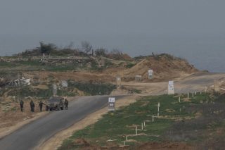 Ισραηλινοί στρατιώτες στη βόρεια Λωρίδα της Γάζας σε φωτογραφική λήψη από το νότιο Ισραήλ