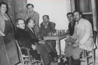 Παρέα σε παραδοσιακό τσιπουράδικο στη Νέα Ιωνία. Φωτογραφία Πολιτιστικού Συλλόγου Μικρασιατών Νέας Ιωνίας Μαγνησίας «Το Εγγλεζονήσι»