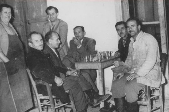 Παρέα σε παραδοσιακό τσιπουράδικο στη Νέα Ιωνία. Φωτογραφία Πολιτιστικού Συλλόγου Μικρασιατών Νέας Ιωνίας Μαγνησίας «Το Εγγλεζονήσι»