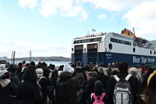 Εξακολουθούν να εγκαταλείπουν το νησί οι κάτοικοι της Σαντορίνης