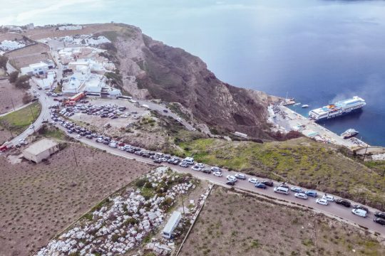 Μποτιλιάρισμα στον δρόμο προς το λιμάνι της Σαντορίνης, που θυμίζει μήνες τουριστικής αιχμής