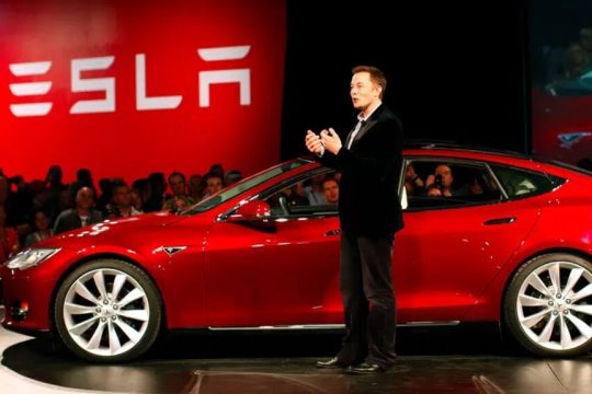 Ο Ιλον Μασκ σε παλαιότερη παρουσίαση του Model 3 Performance της Tesla