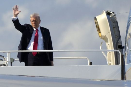 Ο Ντόναλντ Τραμπ επιβιβάζεται, χτες, στο προεδρικό αεροσκάφος «Air Force One» στο αεροδρόμιο του Παλμ Μπιτς στη Φλόριντα