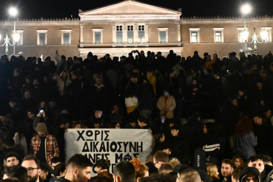 Συλλαλλητήριο για τα Τέμπη έξω από τη Βουλή