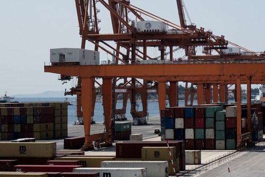 Εμπορεύματα στο λιμάνι του Πειραιά