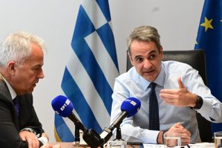 Ο Κυριάκος Μητσοτάκης, κατά τη χθεσινή επίσκεψή του στο υπουργείο Μετανάστευσης, με τον Μάκη Βορίδη και την υφυπουργό Σέβη Βολουδάκη