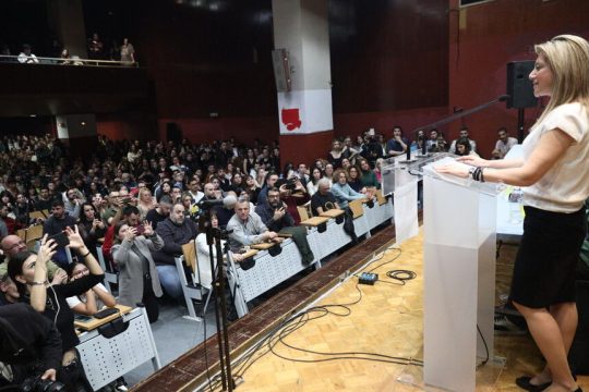 Η Μαρία Καρυστιανού μιλάει στο ακροατήριο της κατάμεστης αίθουσας του Παντείου Πανεπιστημίου κατά τη χθεσινή εκδήλωση για τα Τέμπη
