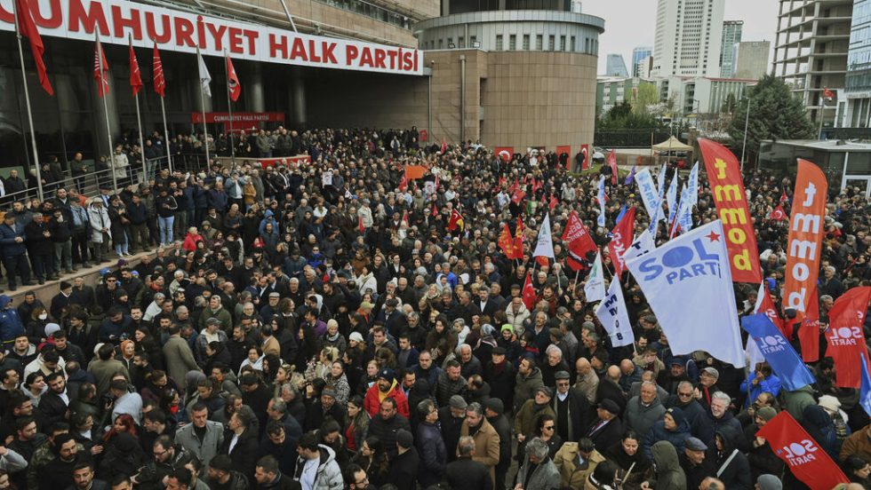 Υποστηρικτές του Ιμάμογλου συγκεντρωμένοι έξω από τις εγκαταστάσεις του κεμαλικού κόμματος CHP στην Κωνσταντινούπολη