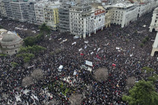 Μεγαλειώδης συγκέντρωση στη Θεσσαλονίκη για την επέτειο από το έγκλημα των Τεμπών