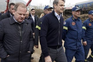 Κυριάκος Μητσοτάκης και Αχιλ. Καραμανλής στο σημείο σύγκρουσης των τρένων στα Τέμπη