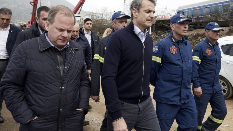 Κυριάκος Μητσοτάκης και Αχιλ. Καραμανλής στο σημείο σύγκρουσης των τρένων στα Τέμπη