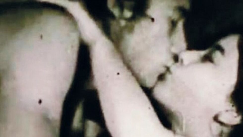 Στιγμιότυπο από το βίντεο-αρτ, 3λεπτο έργο «Εγερτήριο-Reveille» (2001) που μεταξύ πολλών άλλων είχε προβληθεί το 2019 στην Ταινιοθήκη στο πλαίσιο του 10ου Φεστιβάλ Πρωτοποριακού Κινηματογραφου Αθήνας