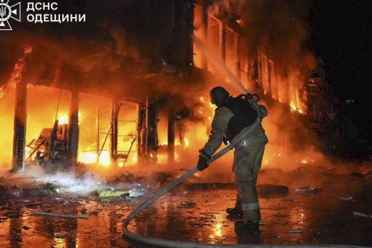 Μια φλεγόμενη αποθήκη στην Οδησσό, μετά τα ρωσικά «αντίποινα» για την ανατίναξη από τους Ουκρανούς του σταθμού μέτρησης αερίου στη Σούντζα του Κουρσκ.
