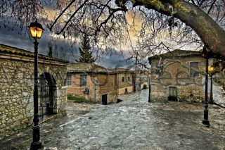 Η πλατεία της Χάρμαινας και η κρήνη «Τουλασίδι»