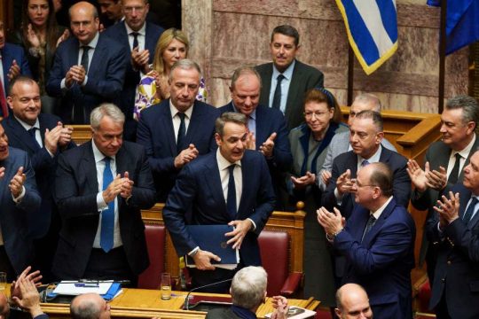Καταχειροκροτούμενος ο Κυριάκος Μητσοτάκης από υπουργούς και βουλευτές του στη Βουλή