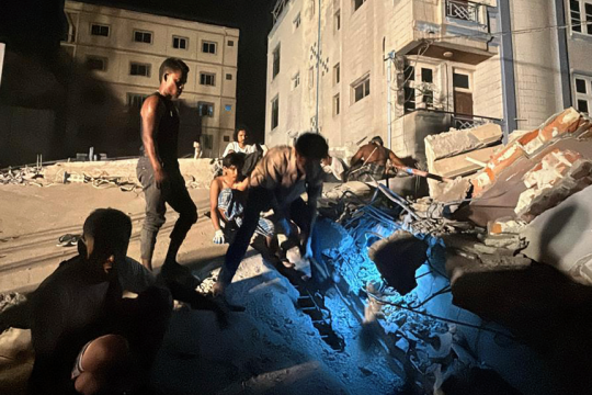 εθελοντές αναζητούν εγκλωβισμένους μετά τους φονικούς σεισμούς στη Μιανμάρ
