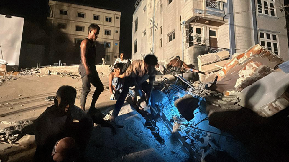εθελοντές αναζητούν εγκλωβισμένους μετά τους φονικούς σεισμούς στη Μιανμάρ