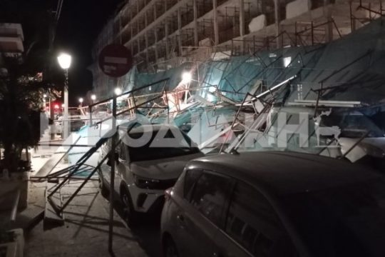 κατέρρευσαν σκαλωσιές από τους ισχυρούς ανέμους