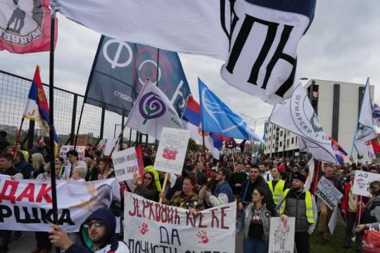 διαδήλωση στη Σερβία κατά φιλοκυβερνητικών ΜΜΕ