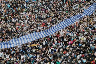 Διαδηλωτές στο Μπουένος Αϊρες κρατούν ένα γιγαντιαίο πανό-κολάζ με τις φωτογραφίες των «εξαφανισμένων» από την περίοδο της χούντας