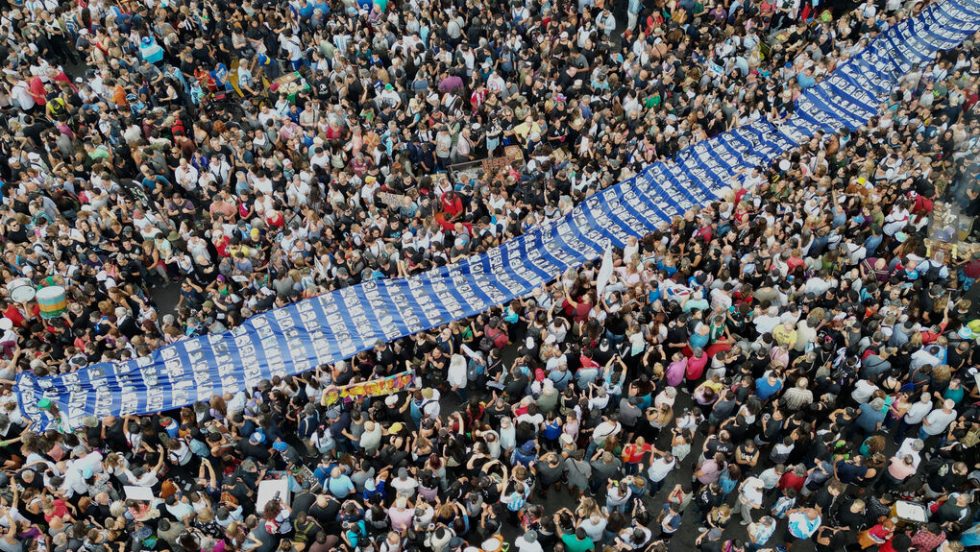 Διαδηλωτές στο Μπουένος Αϊρες κρατούν ένα γιγαντιαίο πανό-κολάζ με τις φωτογραφίες των «εξαφανισμένων» από την περίοδο της χούντας