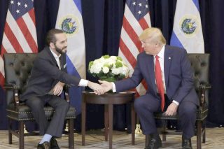 Ναγίμπ Μπουκέλε και Ντόναλντ Τραμπ σε παλαιότερη συνάντησή τους