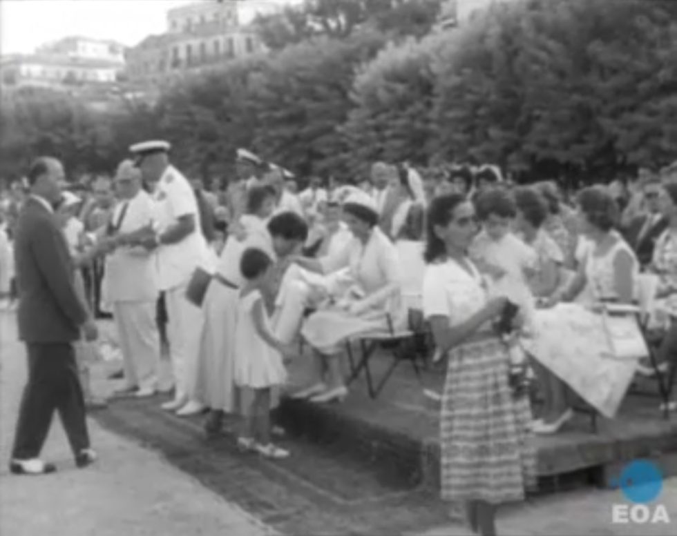 Ρεπορτάζ από τους ομαδικούς γάμους στην Κηφισιά στην εφημερίδα «Βραδυνή». Στην πρώτη από αριστερά φωτ., ο Ιωάννης Μεταξάς περνάει τις βέρες σε ένα από τα ζευγάρια