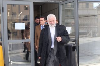 Ο Πέτρος Φιλιππίδης έξω από τα δικαστήρια τις πρώτες ημέρες της δευτεροβάθμιας δίκης του