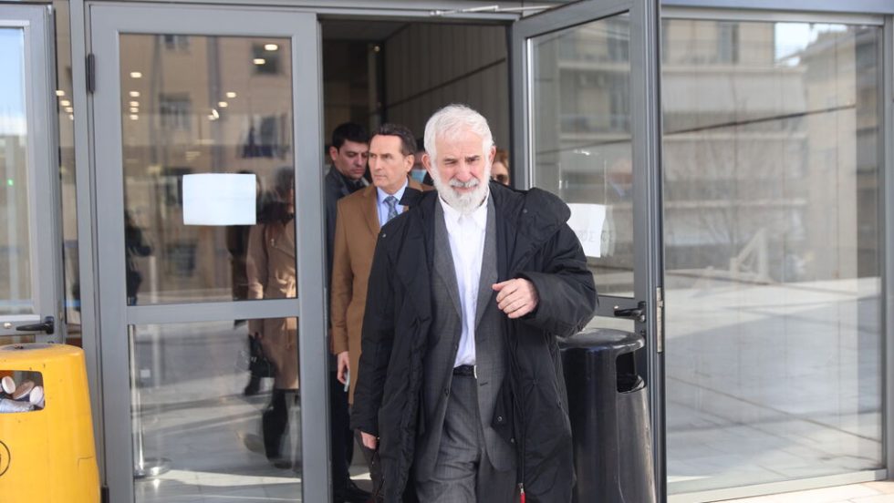 Ο Πέτρος Φιλιππίδης έξω από τα δικαστήρια τις πρώτες ημέρες της δευτεροβάθμιας δίκης του