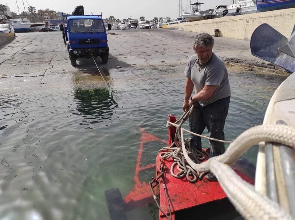 Ο Γιάννης Πετεινός, ιδιοκτήτης ενός από τα δύο καρνάγια στο λιμάνι του Ηρακλείου