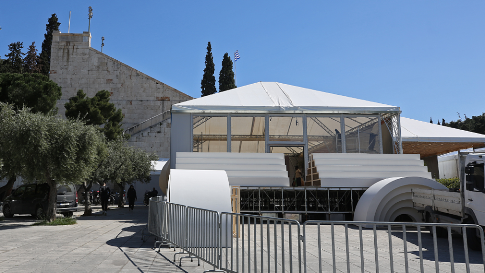 κατασκευή της Coca Cola μπροστά στο Καλλιμάρμαρο