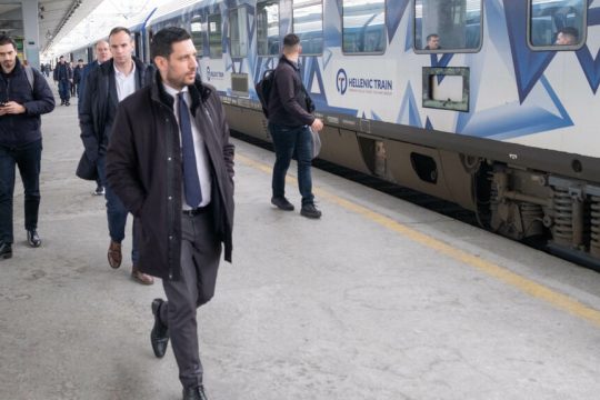 Ο Κωνσταντίνος Κυρανάκης στην αποβάθρα του σιδηροδρομικού σταθμού της Θεσσαλονίκης