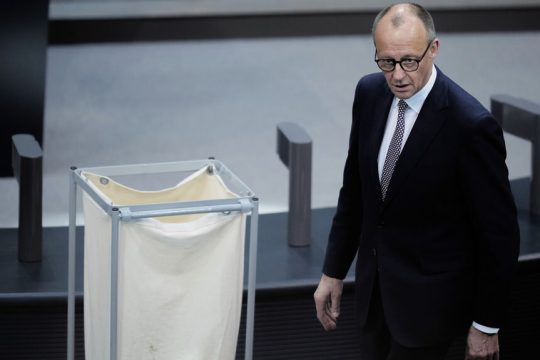 Ο καγκελάριος Φρίντριχ Μερτς κατά την ψηφοφορία στην Μπούντεσταγκ