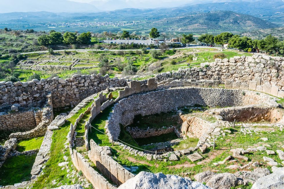 Ο μυκηναϊκός πολιτισμός επικεντρώνεται σε μνημειακά οχυρωματικά έργα/ανάκτορα (κυκλώπεια τείχη), επιβλητικούς τάφους και ταφικούς κύκλους για τα εξέχοντα μέλη της στρατιωτικής ελίτ